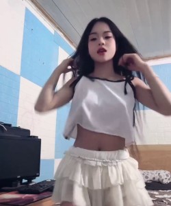 Hạnh Su live nhưng spotlight lại là nhỏ đằng sau em nó